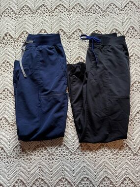 Fabletics Navy and Black Active Jogger Scrub Bottom Bundle Size Small Scrubs